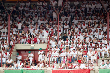 Público asistente a la Plaza de Toros de Pamplona durante la séptima corrida de la Feria del Toro 2019 con la ganadería de La Palmosilla para los diestros José Garrido, Luis David Adame y Javier Marín