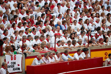 Público asistente a la Plaza de Toros de Pamplona durante la séptima corrida de la Feria del Toro 2019 con la ganadería de La Palmosilla para los diestros José Garrido, Luis David Adame y Javier Marín