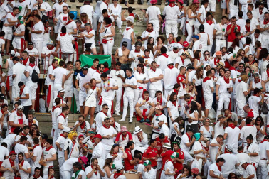 Público asistente a la Plaza de Toros de Pamplona durante la séptima corrida de la Feria del Toro 2019 con la ganadería de La Palmosilla para los diestros José Garrido, Luis David Adame y Javier Marín