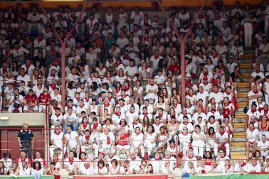 Público asistente a la Plaza de Toros de Pamplona durante la séptima corrida de la Feria del Toro 2019 con la ganadería de La Palmosilla para los diestros José Garrido, Luis David Adame y Javier Marín