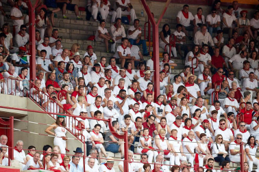 Público asistente a la Plaza de Toros de Pamplona durante la séptima corrida de la Feria del Toro 2019 con la ganadería de La Palmosilla para los diestros José Garrido, Luis David Adame y Javier Marín