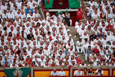 Público asistente a la Plaza de Toros de Pamplona durante la séptima corrida de la Feria del Toro 2019 con la ganadería de La Palmosilla para los diestros José Garrido, Luis David Adame y Javier Marín