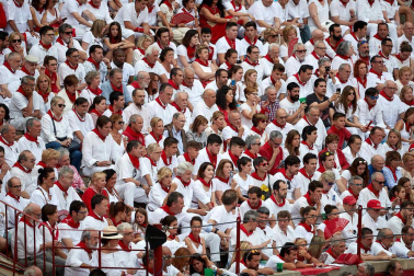 Público asistente a la Plaza de Toros de Pamplona durante la séptima corrida de la Feria del Toro 2019 con la ganadería de La Palmosilla para los diestros José Garrido, Luis David Adame y Javier Marín