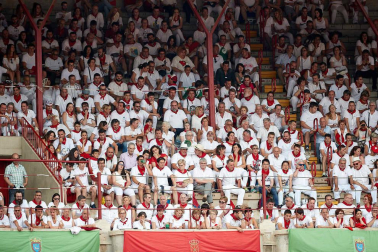 Público asistente a la Plaza de Toros de Pamplona durante la séptima corrida de la Feria del Toro 2019 con la ganadería de La Palmosilla para los diestros José Garrido, Luis David Adame y Javier Marín