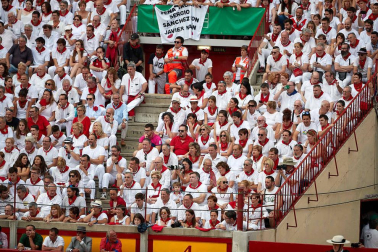Público asistente a la Plaza de Toros de Pamplona durante la séptima corrida de la Feria del Toro 2019 con la ganadería de La Palmosilla para los diestros José Garrido, Luis David Adame y Javier Marín