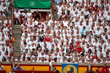 Público asistente a la Plaza de Toros de Pamplona durante la séptima corrida de la Feria del Toro 2019 con la ganadería de La Palmosilla para los diestros José Garrido, Luis David Adame y Javier Marín