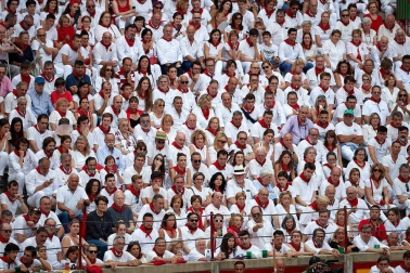 Público asistente a la Plaza de Toros de Pamplona durante la séptima corrida de la Feria del Toro 2019 con la ganadería de La Palmosilla para los diestros José Garrido, Luis David Adame y Javier Marín