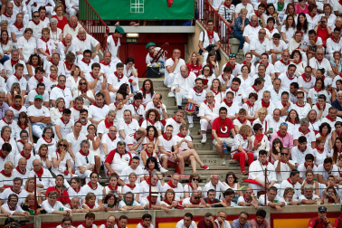 Público asistente a la Plaza de Toros de Pamplona durante la séptima corrida de la Feria del Toro 2019 con la ganadería de La Palmosilla para los diestros José Garrido, Luis David Adame y Javier Marín