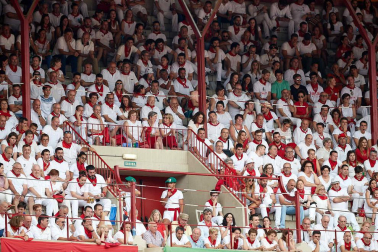 Público asistente a la Plaza de Toros de Pamplona durante la séptima corrida de la Feria del Toro 2019 con la ganadería de La Palmosilla para los diestros José Garrido, Luis David Adame y Javier Marín