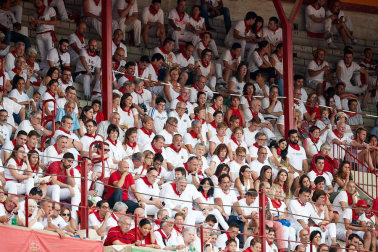 Público asistente a la Plaza de Toros de Pamplona durante la séptima corrida de la Feria del Toro 2019 con la ganadería de La Palmosilla para los diestros José Garrido, Luis David Adame y Javier Marín