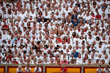 Público asistente a la Plaza de Toros de Pamplona durante la séptima corrida de la Feria del Toro 2019 con la ganadería de La Palmosilla para los diestros José Garrido, Luis David Adame y Javier Marín
