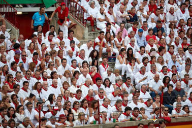 Público asistente a la Plaza de Toros de Pamplona durante la séptima corrida de la Feria del Toro 2019 con la ganadería de La Palmosilla para los diestros José Garrido, Luis David Adame y Javier Marín