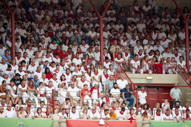 Público asistente a la Plaza de Toros de Pamplona durante la séptima corrida de la Feria del Toro 2019 con la ganadería de La Palmosilla para los diestros José Garrido, Luis David Adame y Javier Marín