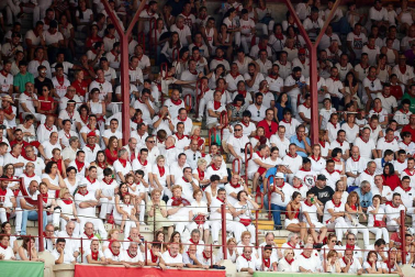 Público asistente a la Plaza de Toros de Pamplona durante la séptima corrida de la Feria del Toro 2019 con la ganadería de La Palmosilla para los diestros José Garrido, Luis David Adame y Javier Marín