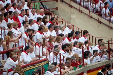 Público asistente a la Plaza de Toros de Pamplona durante la séptima corrida de la Feria del Toro 2019 con la ganadería de La Palmosilla para los diestros José Garrido, Luis David Adame y Javier Marín