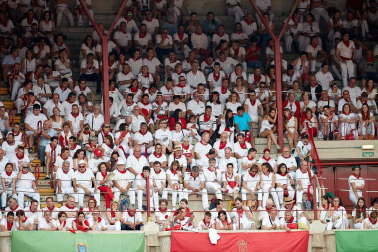 Público asistente a la Plaza de Toros de Pamplona durante la séptima corrida de la Feria del Toro 2019 con la ganadería de La Palmosilla para los diestros José Garrido, Luis David Adame y Javier Marín