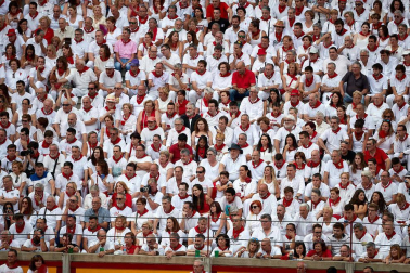 Público asistente a la Plaza de Toros de Pamplona durante la séptima corrida de la Feria del Toro 2019 con la ganadería de La Palmosilla para los diestros José Garrido, Luis David Adame y Javier Marín