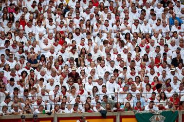 Público asistente a la Plaza de Toros de Pamplona durante la séptima corrida de la Feria del Toro 2019 con la ganadería de La Palmosilla para los diestros José Garrido, Luis David Adame y Javier Marín