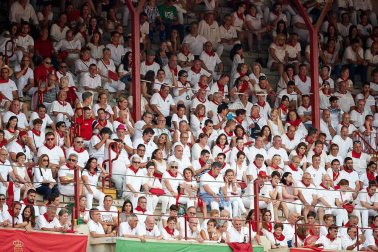 Público asistente a la Plaza de Toros de Pamplona durante la séptima corrida de la Feria del Toro 2019 con la ganadería de La Palmosilla para los diestros José Garrido, Luis David Adame y Javier Marín