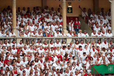 Público asistente a la Plaza de Toros de Pamplona durante la séptima corrida de la Feria del Toro 2019 con la ganadería de La Palmosilla para los diestros José Garrido, Luis David Adame y Javier Marín