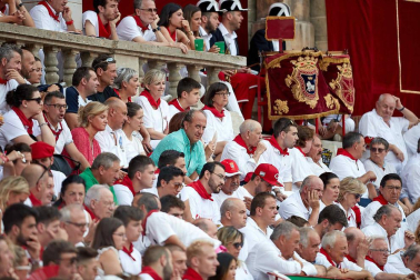 Público asistente a la Plaza de Toros de Pamplona durante la séptima corrida de la Feria del Toro 2019 con la ganadería de La Palmosilla para los diestros José Garrido, Luis David Adame y Javier Marín
