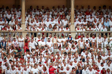 Público asistente a la Plaza de Toros de Pamplona durante la séptima corrida de la Feria del Toro 2019 con la ganadería de La Palmosilla para los diestros José Garrido, Luis David Adame y Javier Marín