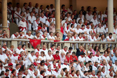 Público asistente a la Plaza de Toros de Pamplona durante la séptima corrida de la Feria del Toro 2019 con la ganadería de La Palmosilla para los diestros José Garrido, Luis David Adame y Javier Marín