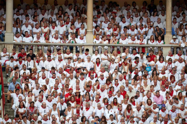 Público asistente a la Plaza de Toros de Pamplona durante la séptima corrida de la Feria del Toro 2019 con la ganadería de La Palmosilla para los diestros José Garrido, Luis David Adame y Javier Marín