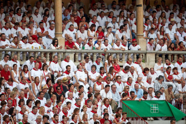 Público asistente a la Plaza de Toros de Pamplona durante la séptima corrida de la Feria del Toro 2019 con la ganadería de La Palmosilla para los diestros José Garrido, Luis David Adame y Javier Marín