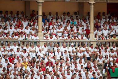 Público asistente a la Plaza de Toros de Pamplona durante la séptima corrida de la Feria del Toro 2019 con la ganadería de La Palmosilla para los diestros José Garrido, Luis David Adame y Javier Marín