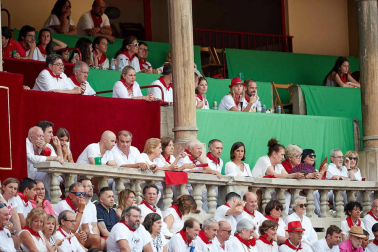 Público asistente a la Plaza de Toros de Pamplona durante la séptima corrida de la Feria del Toro 2019 con la ganadería de La Palmosilla para los diestros José Garrido, Luis David Adame y Javier Marín