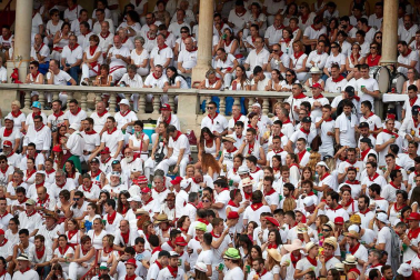 Público asistente a la Plaza de Toros de Pamplona durante la séptima corrida de la Feria del Toro 2019 con la ganadería de La Palmosilla para los diestros José Garrido, Luis David Adame y Javier Marín