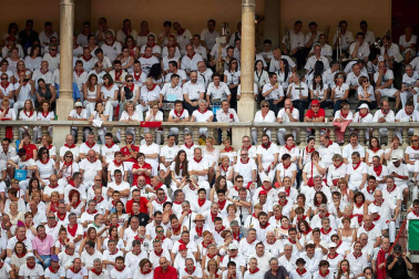 Público asistente a la Plaza de Toros de Pamplona durante la séptima corrida de la Feria del Toro 2019 con la ganadería de La Palmosilla para los diestros José Garrido, Luis David Adame y Javier Marín