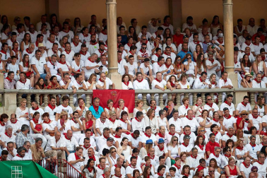 Público asistente a la Plaza de Toros de Pamplona durante la séptima corrida de la Feria del Toro 2019 con la ganadería de La Palmosilla para los diestros José Garrido, Luis David Adame y Javier Marín
