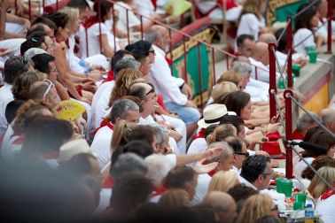 Público asistente a la Plaza de Toros de Pamplona durante la séptima corrida de la Feria del Toro 2019 con la ganadería de La Palmosilla para los diestros José Garrido, Luis David Adame y Javier Marín