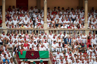 Público asistente a la Plaza de Toros de Pamplona durante la séptima corrida de la Feria del Toro 2019 con la ganadería de La Palmosilla para los diestros José Garrido, Luis David Adame y Javier Marín