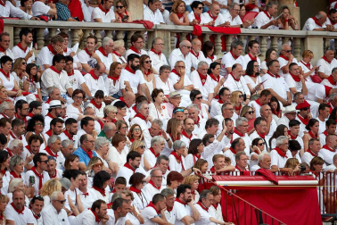 Público asistente a la Plaza de Toros de Pamplona durante la séptima corrida de la Feria del Toro 2019 con la ganadería de La Palmosilla para los diestros José Garrido, Luis David Adame y Javier Marín