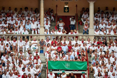 Público asistente a la Plaza de Toros de Pamplona durante la séptima corrida de la Feria del Toro 2019 con la ganadería de La Palmosilla para los diestros José Garrido, Luis David Adame y Javier Marín