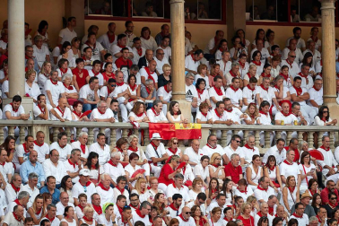 Público asistente a la Plaza de Toros de Pamplona durante la séptima corrida de la Feria del Toro 2019 con la ganadería de La Palmosilla para los diestros José Garrido, Luis David Adame y Javier Marín