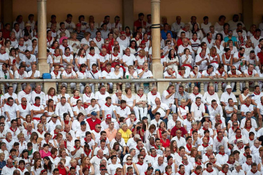 Público asistente a la Plaza de Toros de Pamplona durante la séptima corrida de la Feria del Toro 2019 con la ganadería de La Palmosilla para los diestros José Garrido, Luis David Adame y Javier Marín