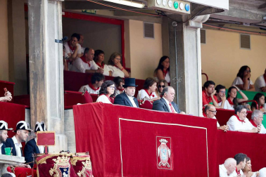 Público asistente a la Plaza de Toros de Pamplona durante la séptima corrida de la Feria del Toro 2019 con la ganadería de La Palmosilla para los diestros José Garrido, Luis David Adame y Javier Marín