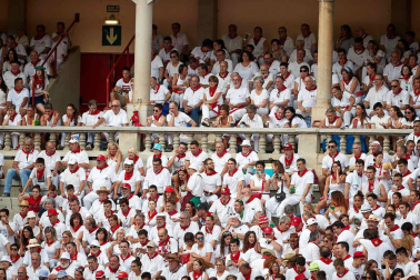 Público asistente a la Plaza de Toros de Pamplona durante la séptima corrida de la Feria del Toro 2019 con la ganadería de La Palmosilla para los diestros José Garrido, Luis David Adame y Javier Marín