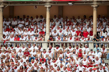 Público asistente a la Plaza de Toros de Pamplona durante la séptima corrida de la Feria del Toro 2019 con la ganadería de La Palmosilla para los diestros José Garrido, Luis David Adame y Javier Marín