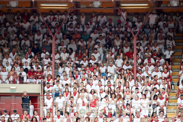 Público asistente a la Plaza de Toros de Pamplona durante la séptima corrida de la Feria del Toro 2019 con la ganadería de La Palmosilla para los diestros José Garrido, Luis David Adame y Javier Marín