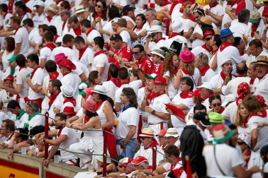 Público asistente a la Plaza de Toros de Pamplona durante la séptima corrida de la Feria del Toro 2019 con la ganadería de La Palmosilla para los diestros José Garrido, Luis David Adame y Javier Marín