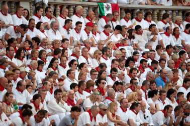 Público asistente a la Plaza de Toros de Pamplona durante la séptima corrida de la Feria del Toro 2019 con la ganadería de La Palmosilla para los diestros José Garrido, Luis David Adame y Javier Marín