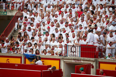 Público asistente a la Plaza de Toros de Pamplona durante la séptima corrida de la Feria del Toro 2019 con la ganadería de La Palmosilla para los diestros José Garrido, Luis David Adame y Javier Marín