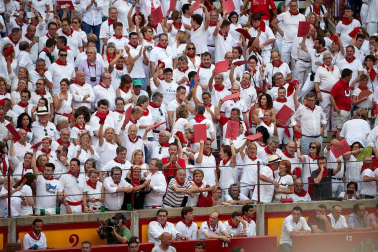 Público asistente a la Plaza de Toros de Pamplona durante la séptima corrida de la Feria del Toro 2019 con la ganadería de La Palmosilla para los diestros José Garrido, Luis David Adame y Javier Marín