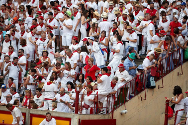Público asistente a la Plaza de Toros de Pamplona durante la séptima corrida de la Feria del Toro 2019 con la ganadería de La Palmosilla para los diestros José Garrido, Luis David Adame y Javier Marín