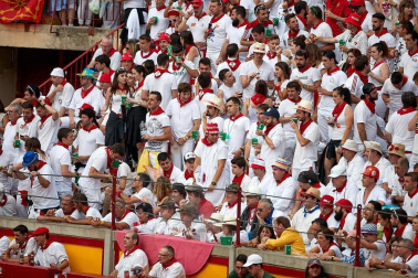 Público asistente a la Plaza de Toros de Pamplona durante la séptima corrida de la Feria del Toro 2019 con la ganadería de La Palmosilla para los diestros José Garrido, Luis David Adame y Javier Marín